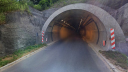 Шофьорите да карат внимателно в тунела на път III-866 Девин – Михалково, в района на Лясково. Ще се подменят осветителните тела в съоръжението