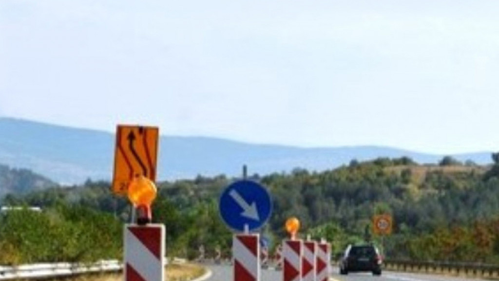 Утре шофьорите да се движат с повишено внимание между 60-ти и 62-ри км на АМ „Тракия“ в посока Бургас