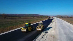 Започна полагането на първите асфалтови пластове по трасето между Боаза и п. в. „Дерманци“ на АМ „Хемус” (Видео)