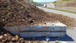 АПИ предприема мерки за възстановяване на движението и укрепване на съоръжението при 16-ти км в посока София на АМ „Струма“