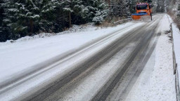 Близо 300 снегопочистващи машини обработват републиканските пътища. Карайте внимателно!